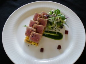 Coca de atún marinado en soja con mango y sésamo