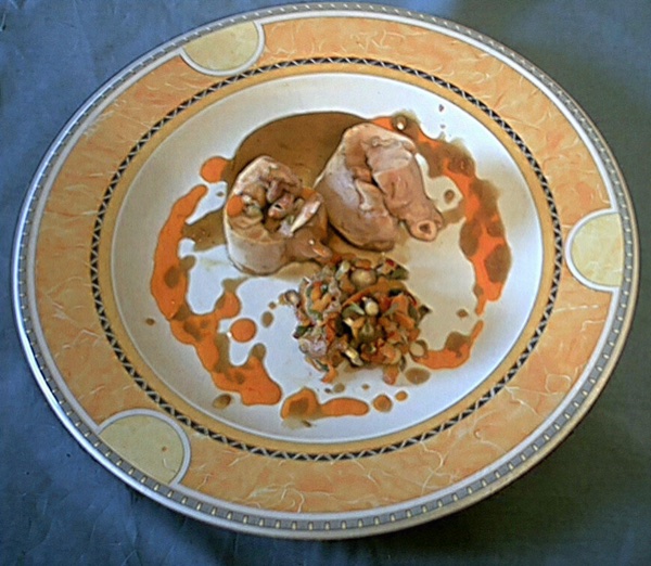 Conejo Deshuesado Relleno de Pisto y Coulis de Pimiento Rojo