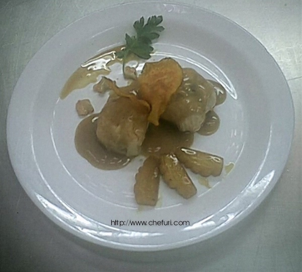 Pechuga de Ave con Duxelles y Salsa de Foie