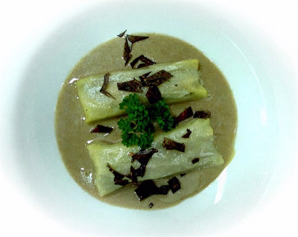 Canelón de Ciervo con una Crema de Ceps y un Caldo de Trufa