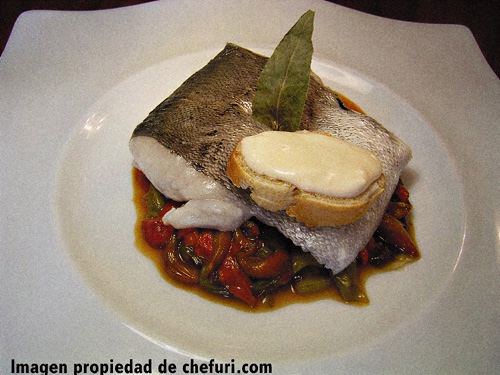 Merluza Confitada con Laurel y Pimientos Escalibados