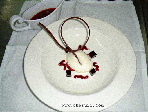Sopa Fría de Frutos Rojos con Helado de Requesón y Miel, Geleé de Vinagre de Módena y una Galleta de Cacao