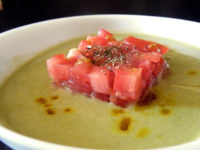 Crema picante de calabacín y tartar de tomate-ovolactoveget