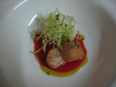 Ensalada de vieira en dos cocciones con tocino ibérico