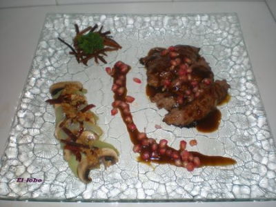 Presa ibérica con salsa de granadas al Pedro Ximenez, champiñón y chayota con crujiente de jamón