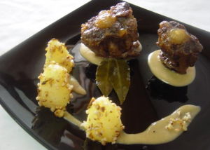 Rabo de ternera con pirámides de patatas y crujiente de almendras