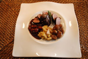 Solomillo de Jabalí con cebollitas Thai glaseadas en reducción de Oporto, Patatas confitadas en aceite de Boletus y Castañas en su almíbar.